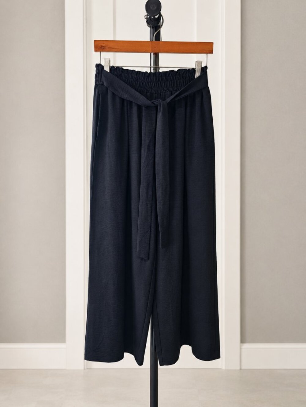 Black Wide Leg Tie-Waist Pants | Flowy Pull-On Style | Size L fits M/L